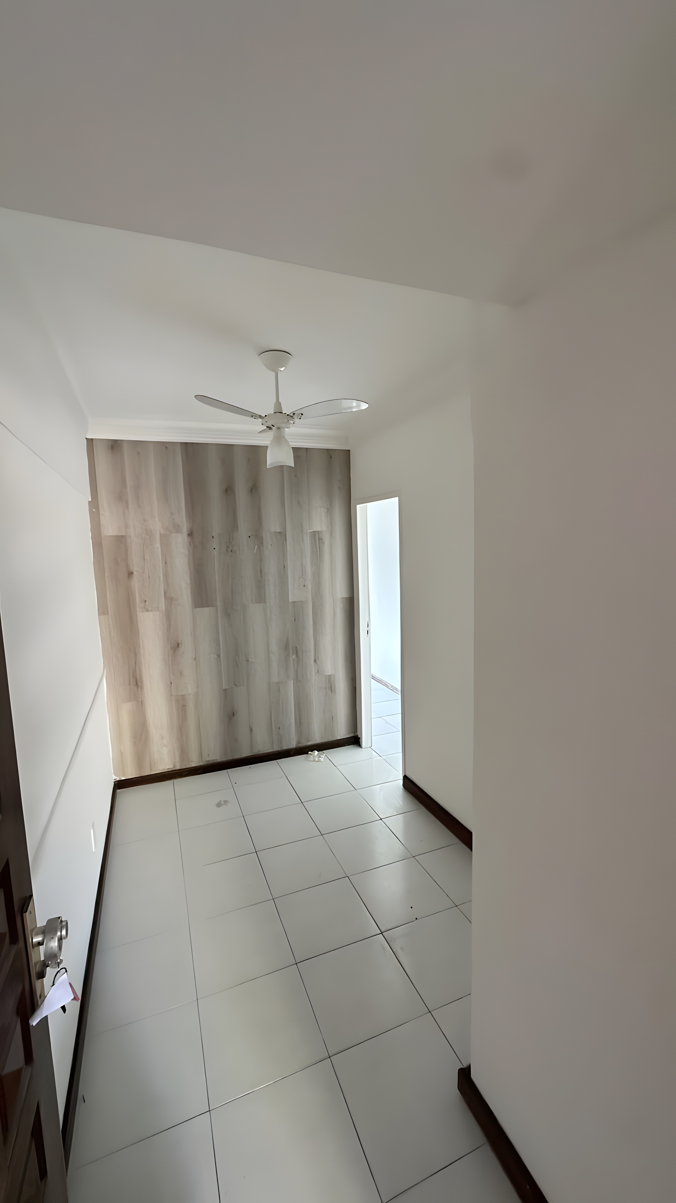 Corredor existente com parede em laminado amadeirado