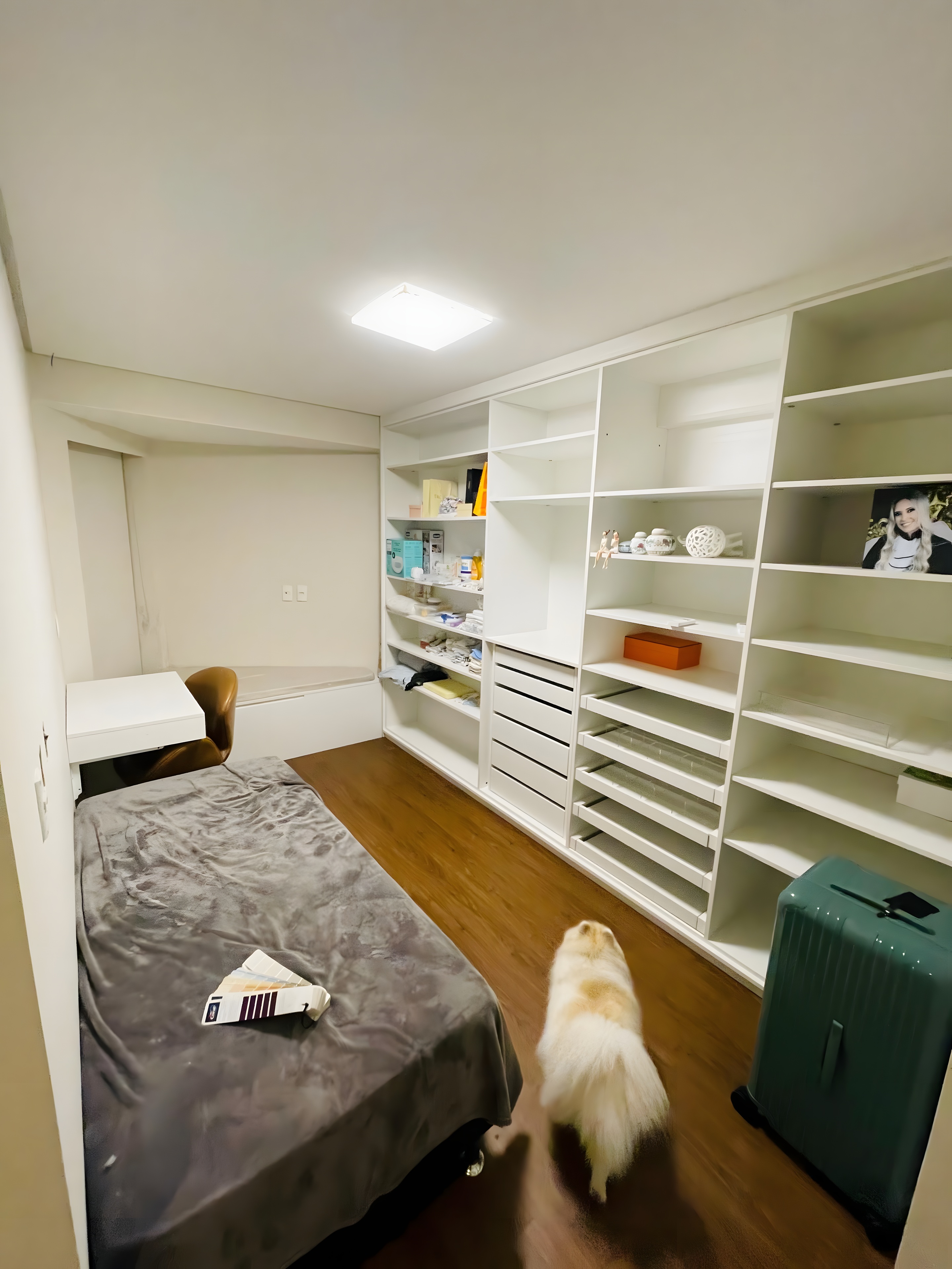 Quarto existente com cama de solteiro e estante branca